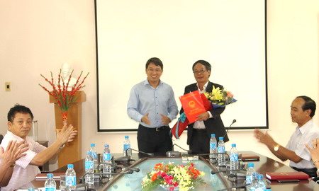 Đồng chí Nguyễn Hải Ninh tặng hoa và trao quyết định bổ nhiệm cho đống chí Đinh Khắc Tuấn